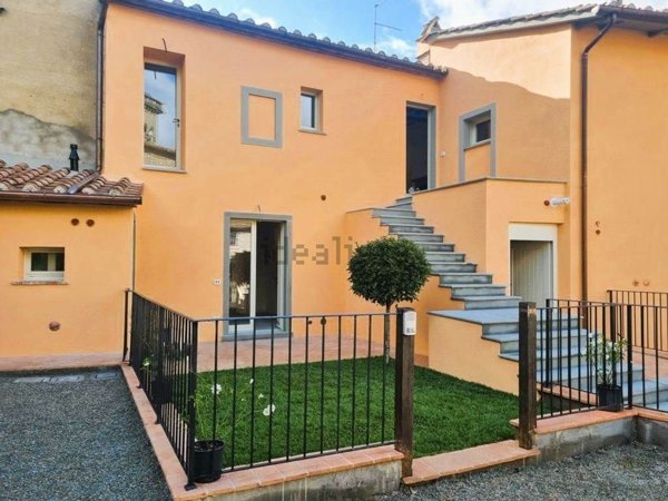 casa indipendente in vendita a Cortona in zona Camucia