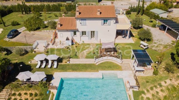 casa indipendente in vendita a Cortona