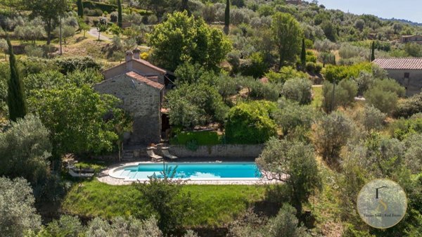 casa indipendente in vendita a Cortona