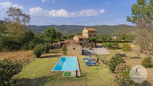 casa indipendente in vendita a Cortona