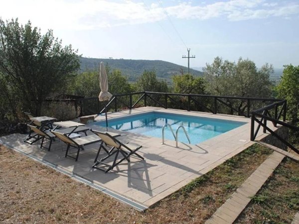 casa indipendente in vendita a Cortona