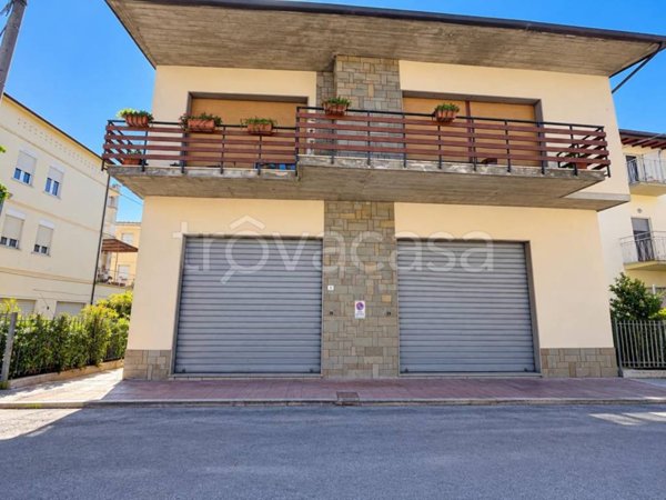 casa indipendente in vendita a Cortona in zona Camucia