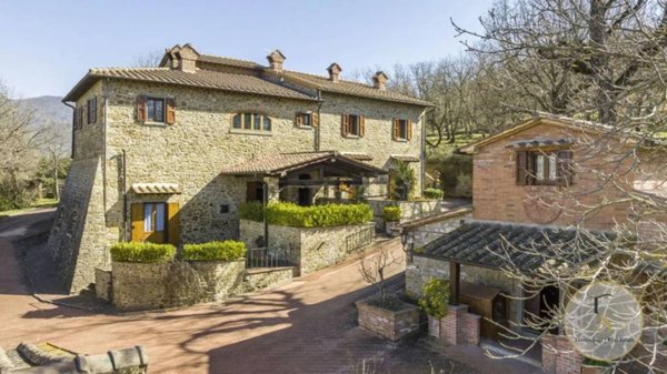 casa indipendente in vendita a Cortona