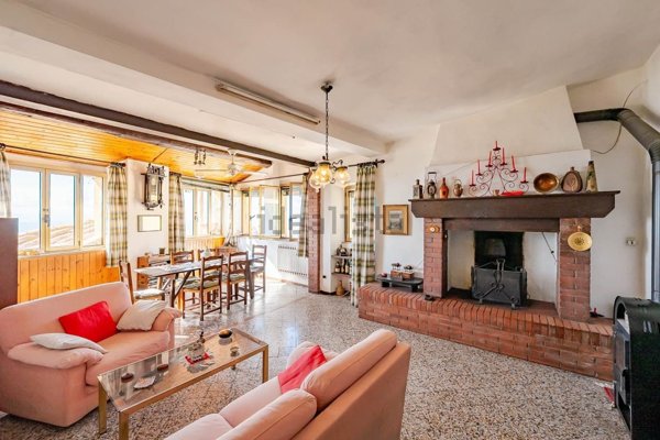 casa indipendente in vendita a Cortona