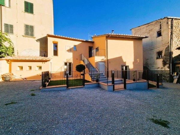 casa indipendente in vendita a Cortona in zona Camucia