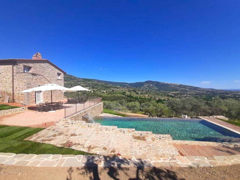 casa indipendente in vendita a Cortona