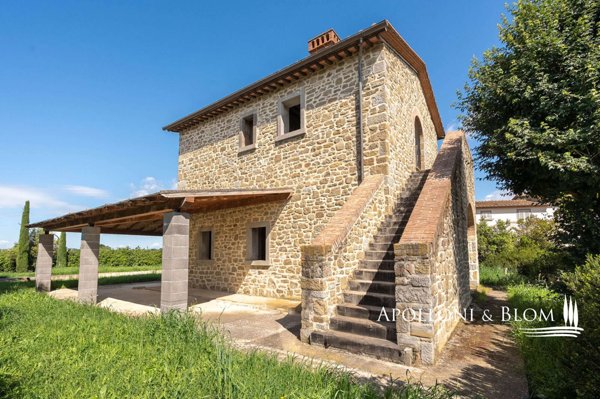 casa indipendente in vendita a Cortona