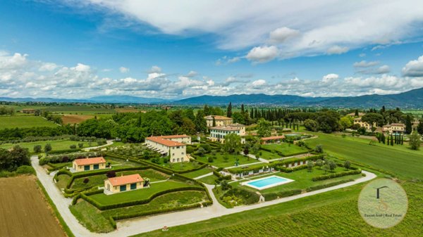 casa indipendente in vendita a Cortona