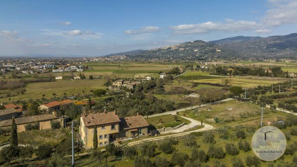 casa indipendente in vendita a Cortona