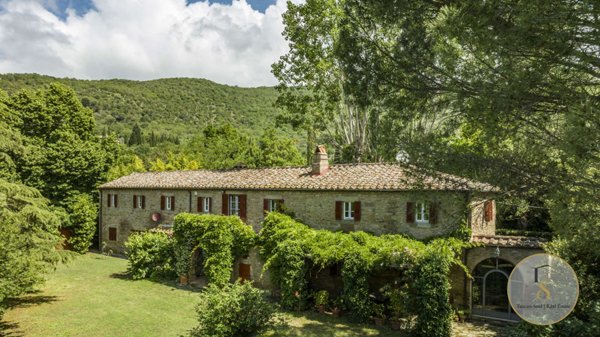 casa indipendente in vendita a Cortona
