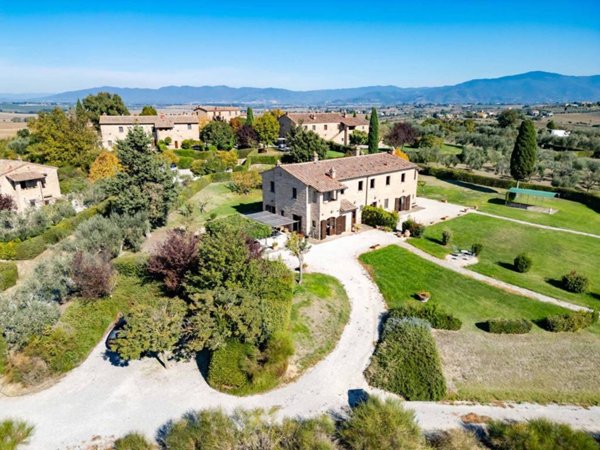 casa indipendente in vendita a Cortona