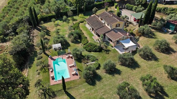 casa indipendente in vendita a Cortona