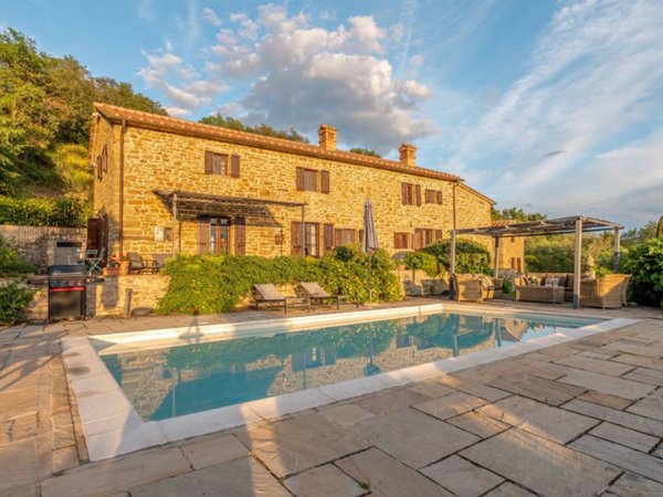 casa indipendente in vendita a Cortona