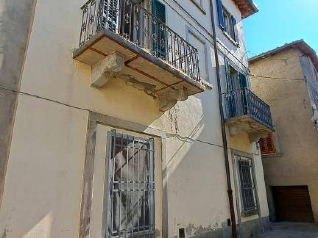 intera palazzina in vendita a Loro Ciuffenna in zona San Giustino Valdarno