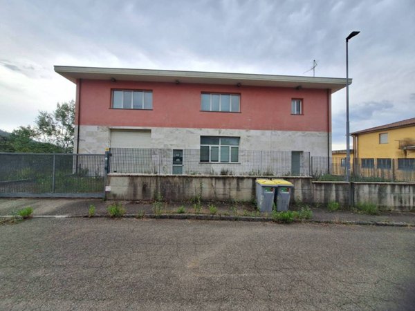 locale commerciale in vendita a Loro Ciuffenna