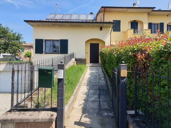 casa indipendente in vendita a Lucignano in zona Calcione