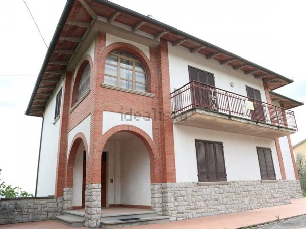 casa indipendente in vendita a Lucignano