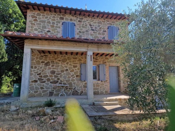 casa indipendente in vendita a Lucignano