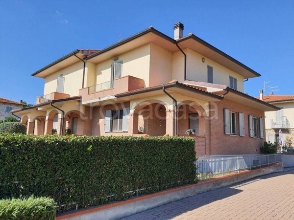 casa indipendente in vendita a Lucignano