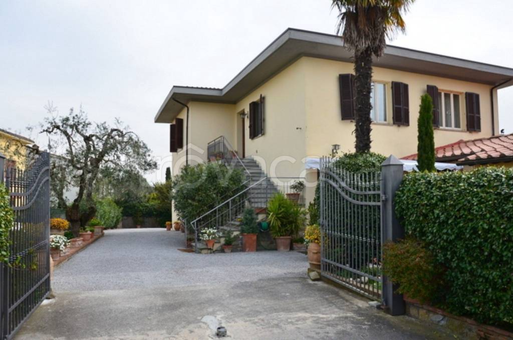 casa indipendente in vendita a Lucignano