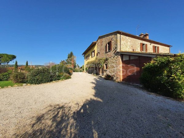 casa indipendente in vendita a Lucignano