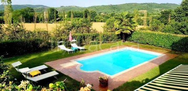 casa indipendente in vendita a Lucignano in zona Calcione