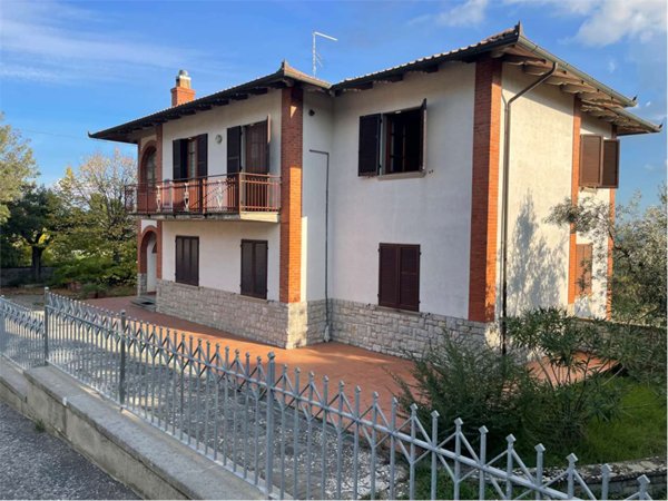 casa indipendente in vendita a Lucignano
