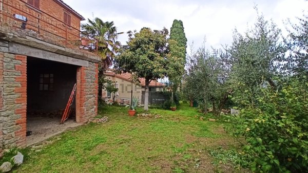 casa indipendente in vendita a Lucignano