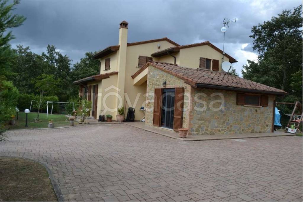 casa indipendente in vendita a Lucignano in zona Calcione