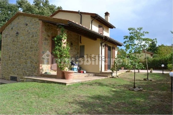 casa indipendente in vendita a Lucignano