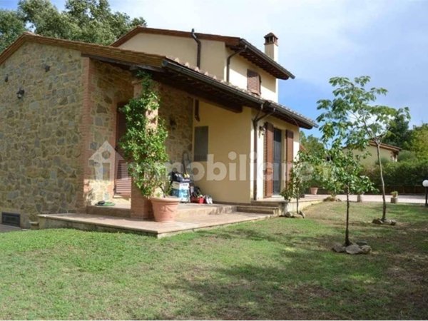 casa indipendente in vendita a Lucignano