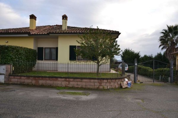 casa indipendente in vendita a Lucignano
