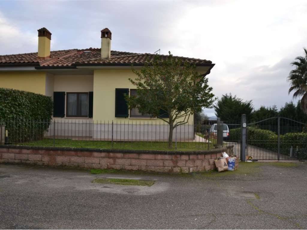 casa indipendente in vendita a Lucignano