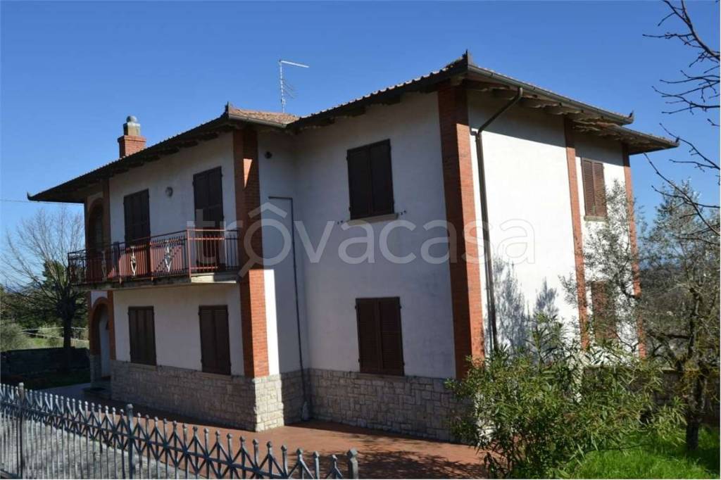 casa indipendente in vendita a Lucignano
