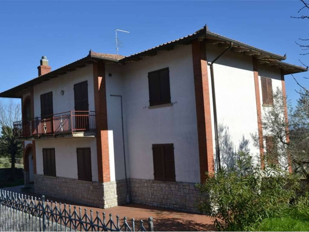 casa indipendente in vendita a Lucignano