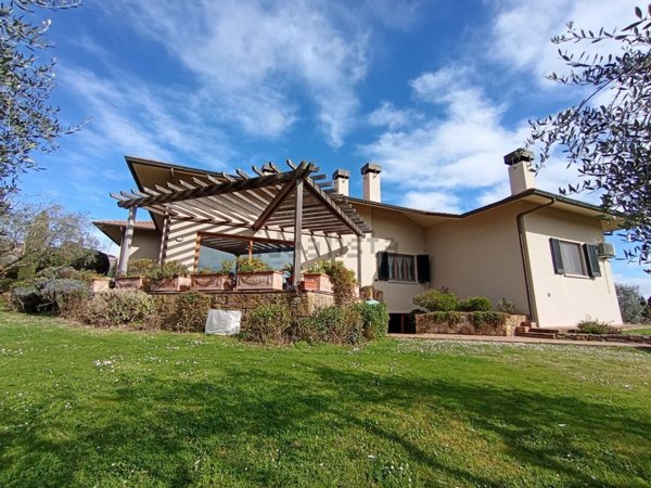 casa indipendente in vendita a Lucignano