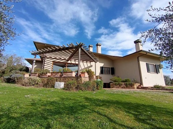 casa indipendente in vendita a Lucignano