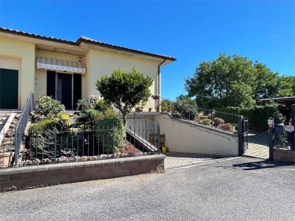 casa indipendente in vendita a Lucignano