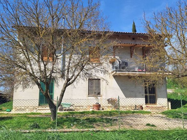 casa indipendente in vendita a Lucignano