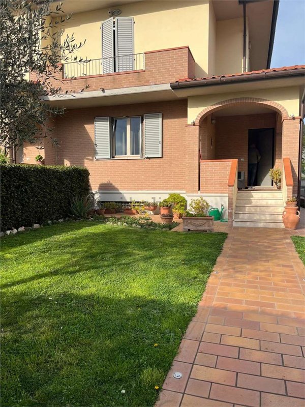 casa indipendente in vendita a Lucignano