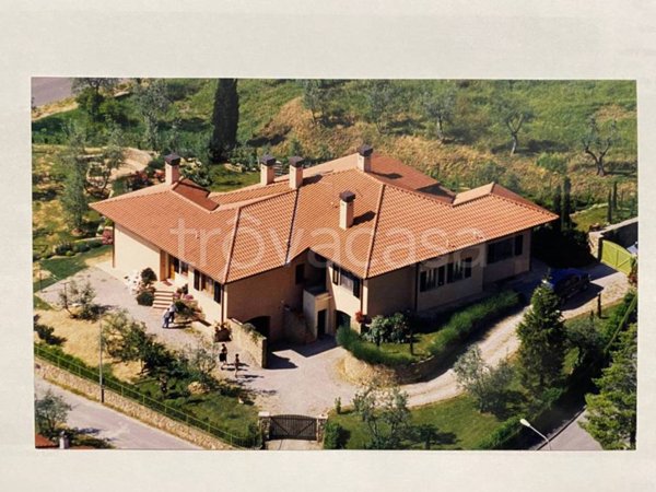 casa indipendente in vendita a Lucignano