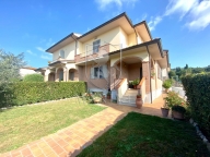 casa indipendente in vendita a Lucignano