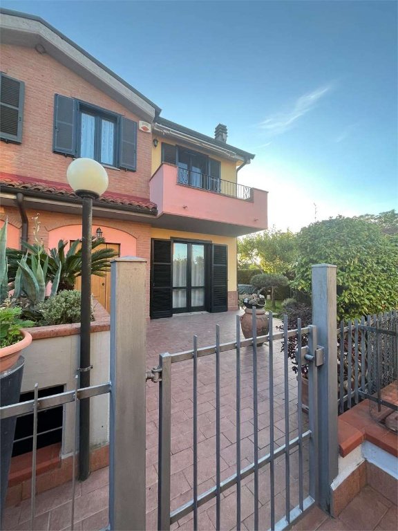 casa indipendente in vendita a Lucignano