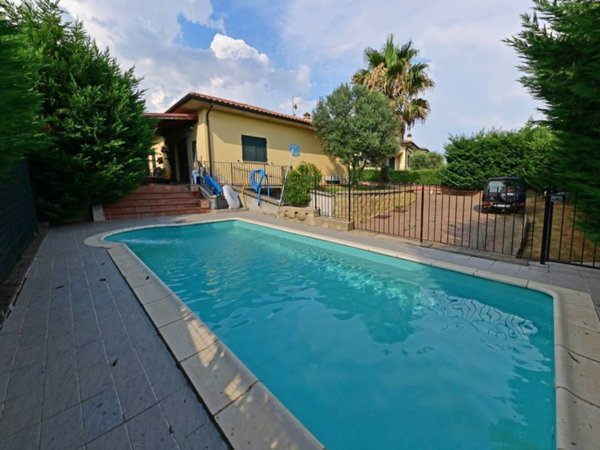 casa indipendente in vendita a Lucignano