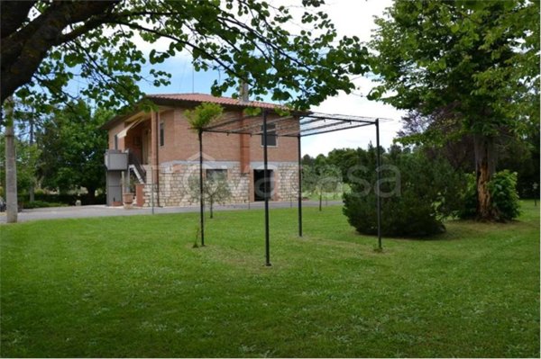casa indipendente in vendita a Lucignano