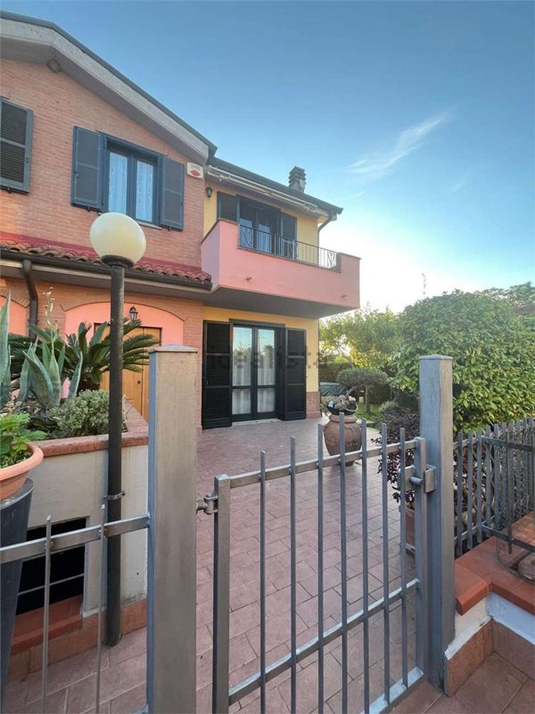 casa indipendente in vendita a Lucignano