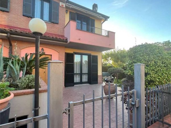 casa indipendente in vendita a Lucignano