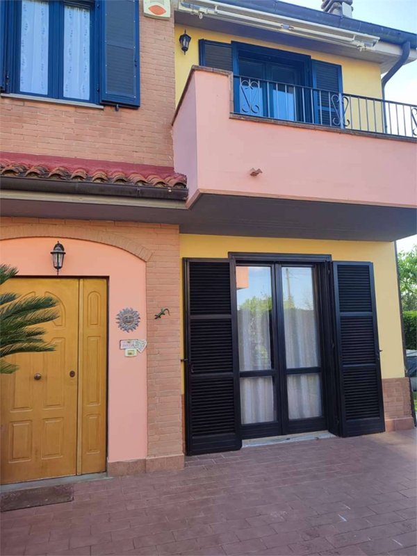 casa indipendente in vendita a Lucignano