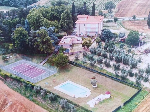 casa indipendente in vendita a Lucignano