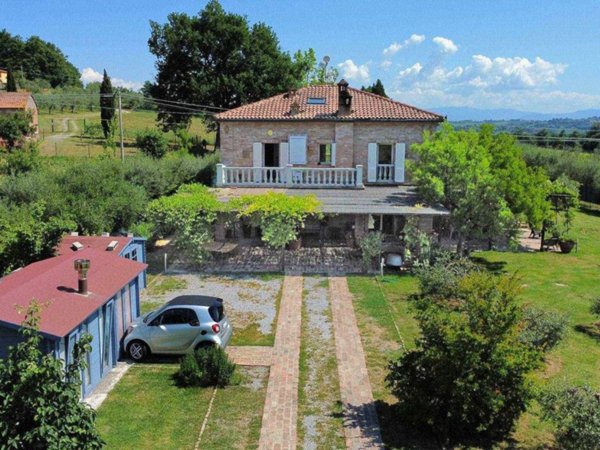 casa indipendente in vendita a Lucignano